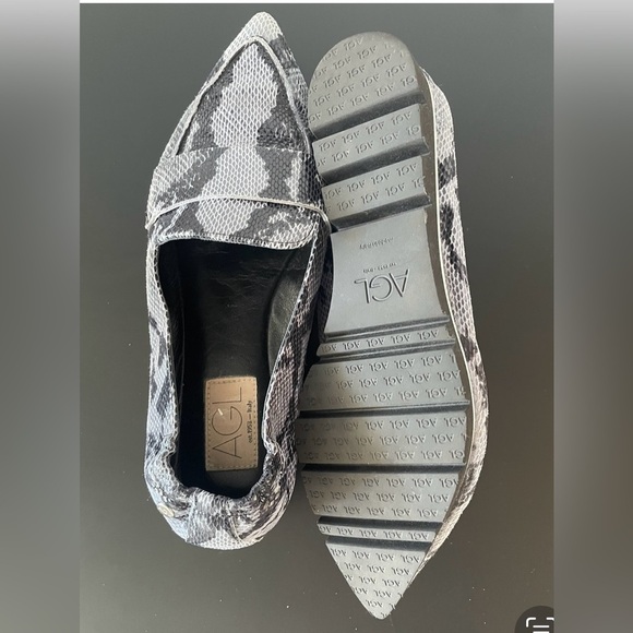 AGL Loafer Size 38 Pointed Toe Snakeskin Light and Dark Grey Small Stacked Heels